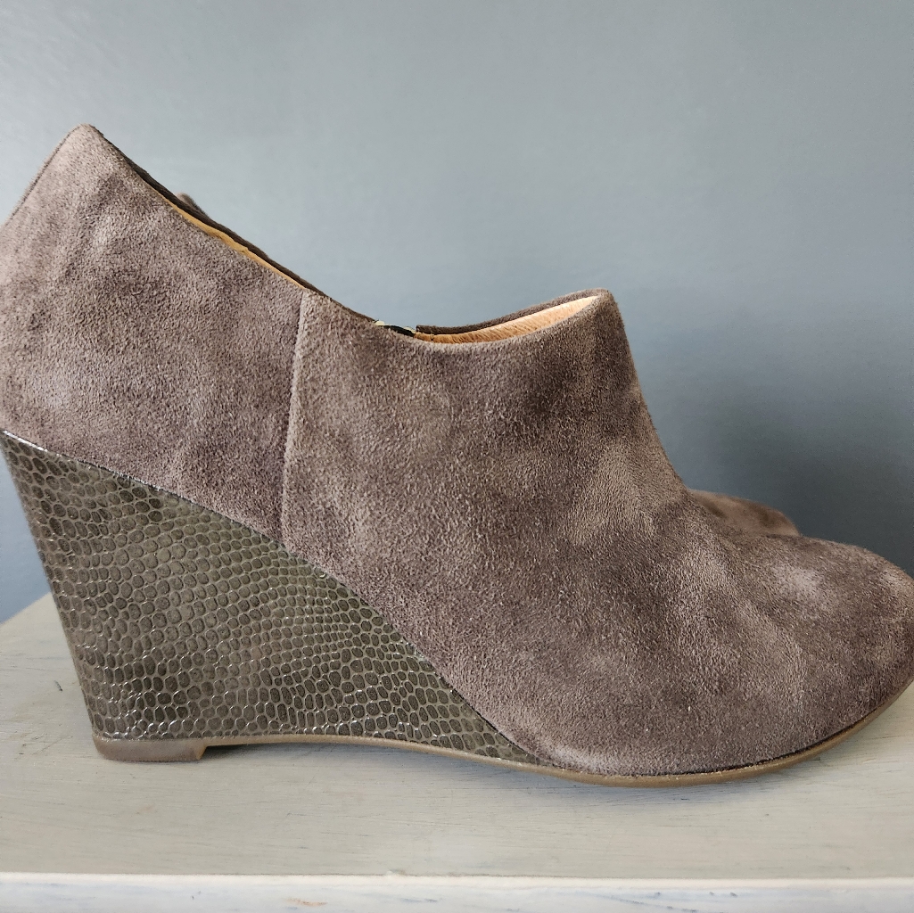Clarks Wedge Bootie Suede Taupe Women's Size 8 Great Condition Zipper Side
